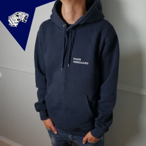 MADS NORGAARD HOODIE  - Riktig fet Mads Nørgaard hoodie | Skick: 8.5/10 | Strl: M/L | Modellen är 182 cm | Hör av dig vid intresse eller om du undrar någonting! 