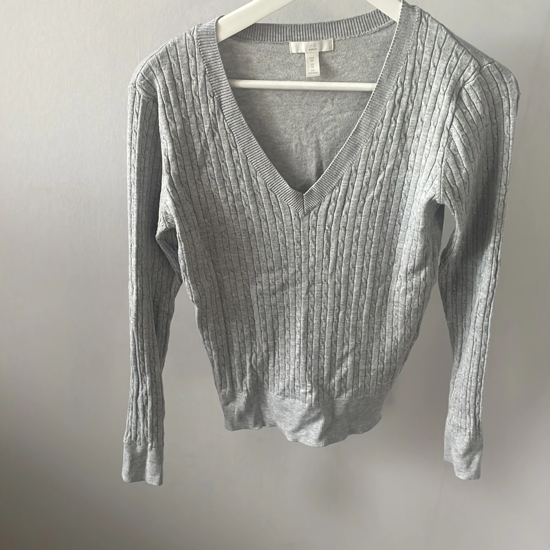 Grå kabelstickad v-ringad tröja H&M XS