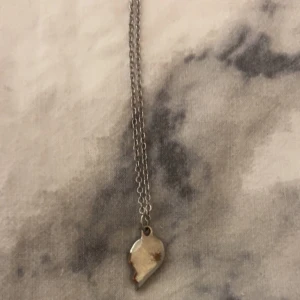 silverhalsband med hjärta - har anvönts men är i bra skick. har en liten defekt på första bilden, som ni kan se har den en liten rost-fläck🩷