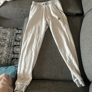 Nike tech - Säljer min brosas Nike tech byxor, dem e använda men fungerar jättebra. Strlk S och snörerna är borta därav priset