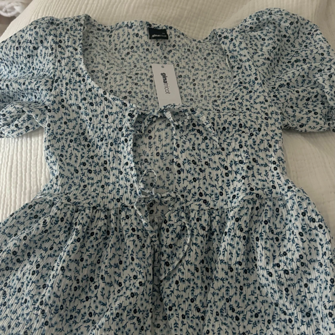 Blommig blus med puffärm Gina Tricot