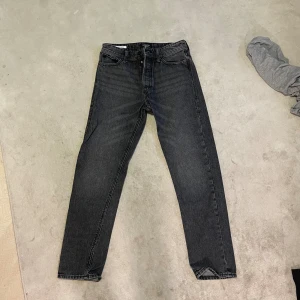 Loose/Chris Jack & Jones jeans - Jeans ifrån Jack & Jones modellen är Loose/Chris svarta/gråa använd storleken är 30/32 fåtal gånger vill ni ha fler bilder eller var frågor är det bara att skriva!