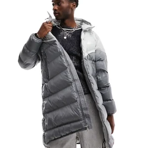 Grå lång dunjacka från Nike - Nike har slutat sälja denna jackan eftersom att den var limited! Skön, fin och bra jacka nu till vintern du kommer aldrig att frysa med denna jackan.