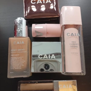 CAIA sminkpaket med basprodukter - Säljer ett kit med CAIA Dewy Drops serum foundation i nyansen 30W, concealer i nyansen 3W, Red Carpet Prime glow primer, samt Blush Stick i färgen Sweet Craving. Produkterna har snygga förpackningar i rosa och silver. Perfekt för dig som vill ha en fräsch och glowig bas. Knappt använd enbart testat säljes som paket.