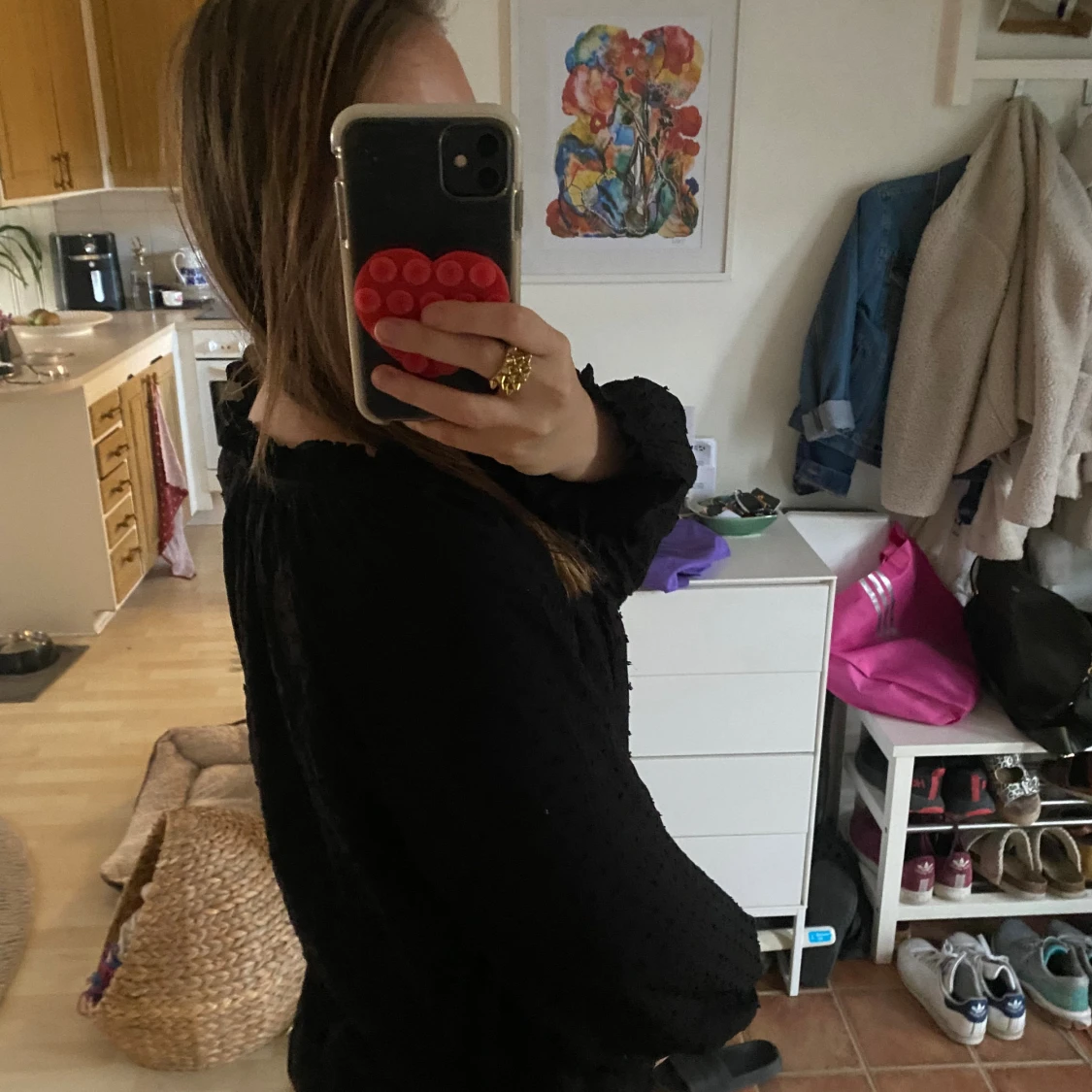 Svart blus med v-ringning och volymärm - 1