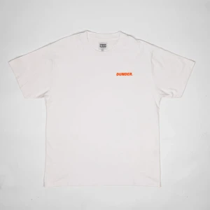 Vit t-shirt med DUNDER-tryck - Helt ny inplastad, inte ens provad. Storlek M men sitter som L.