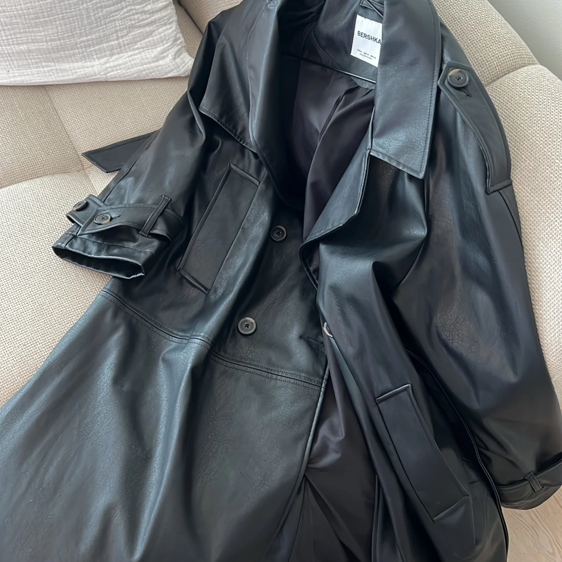 Svart skinn trenchcoat från Bershka