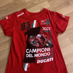 Röd cool tröja  - Super cool tröja med sån fin färg. Coolt tryck också!