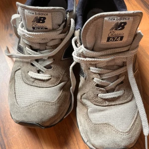  New Balance 574 sneakers - Säljer ett par New Balance-skor. Använda vid några tillfällen, med viss slitage, men i övrigt i bra skick