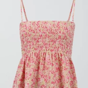 Blommig topp Gina - Supersöt blommig linnetopp från Gina Tricot i smockat tyg. Toppen har tunna axelband som är avtagsbara och ett flowy fall nedtill. Lätt och luftig, passar till jeans med en kofta! Skriv om är intresserad eller har några frågor!🫶🍁🩷