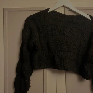 Svart croppad stickad tröja Chiquelle - Säljer en svart croppad stickad tröja från Chiquelle. Tröjan har lång ärm med ballongform och bred ribbstickning som ger en cool struktur. Perfekt för dig som gillar trendiga och bekväma plagg!! ❤️(kom med prisförslag)