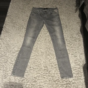 Gråmönstrade Replay jeans LUZ 31/32 - Snygga grå jeans från Replay.  Storlek W31 L32. Även ett snyggt mönster genom hela byxan!! Väldigt bra pris också för ett par replay jeans!!