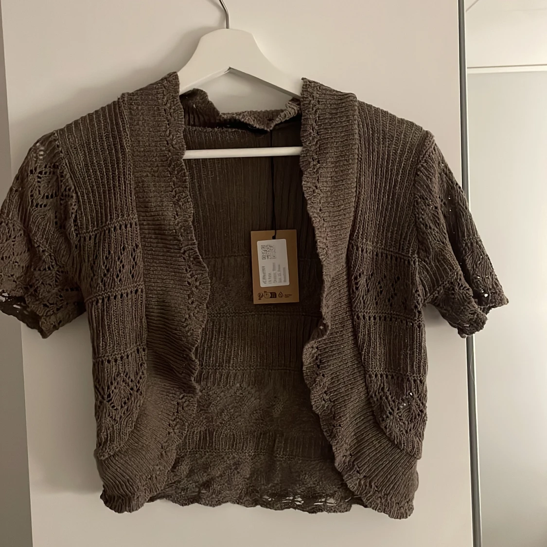 Brun stickad kortärmat kofta 
