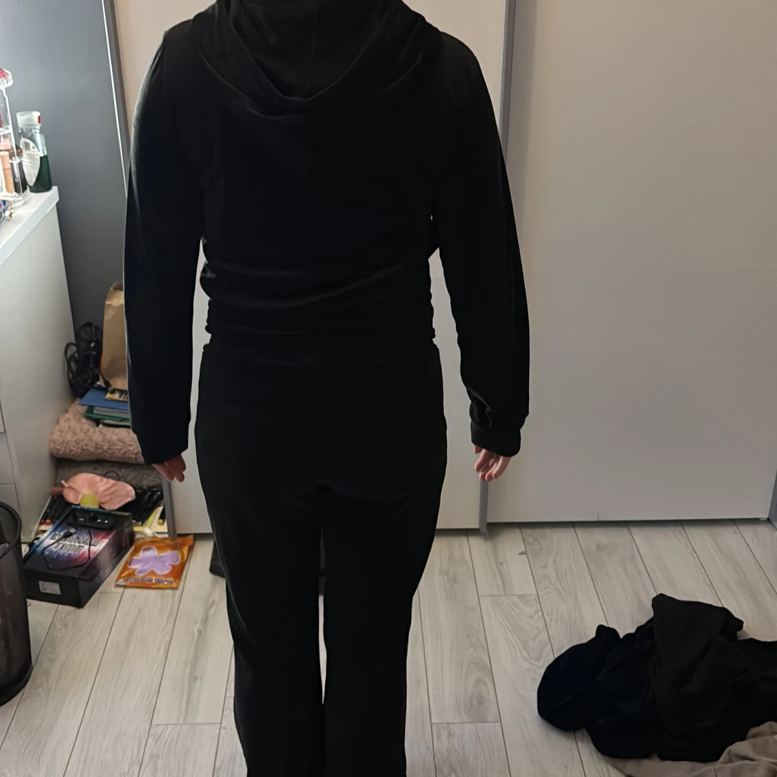 Svart hoodie med dragkedja och matchande byxor från Gina Tricot. - 1