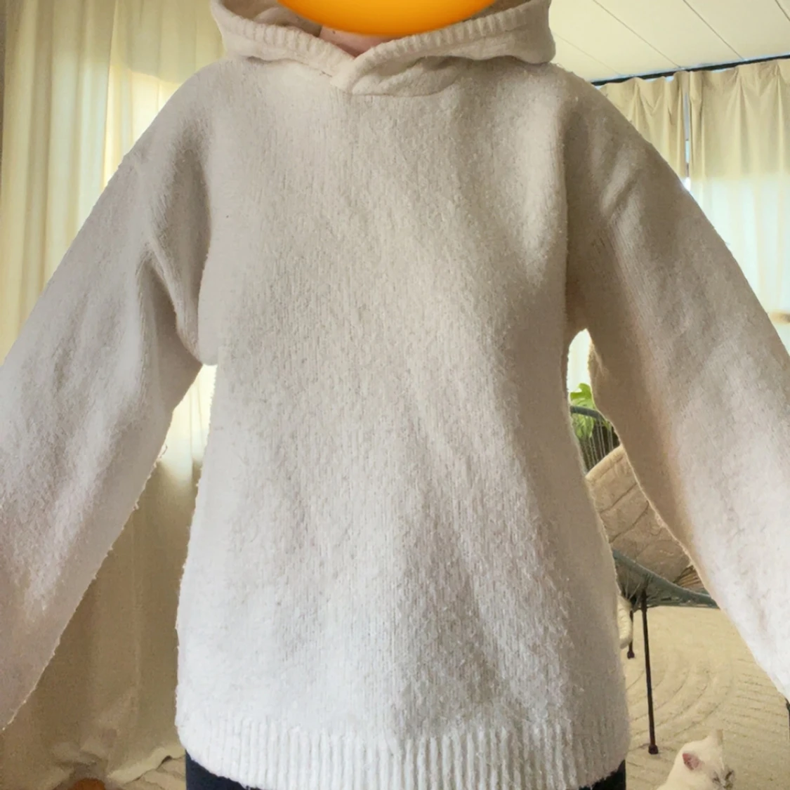 Vit stickad hoodie från BikBok