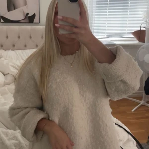 Vit stickad tröja - Supermysig vit stickad tröja med fluffig textur och avslappnad passform. Tröjan har långa ärmar och är perfekt för dig som gillar en chill och cozy vibe. Passar perfekt till jeans eller leggings för en enkel men snygg look. Tröjan är i storlek M men jag brukar ha tröjor i storlek xs-s. Använder inte längre och köpt här på Plick 