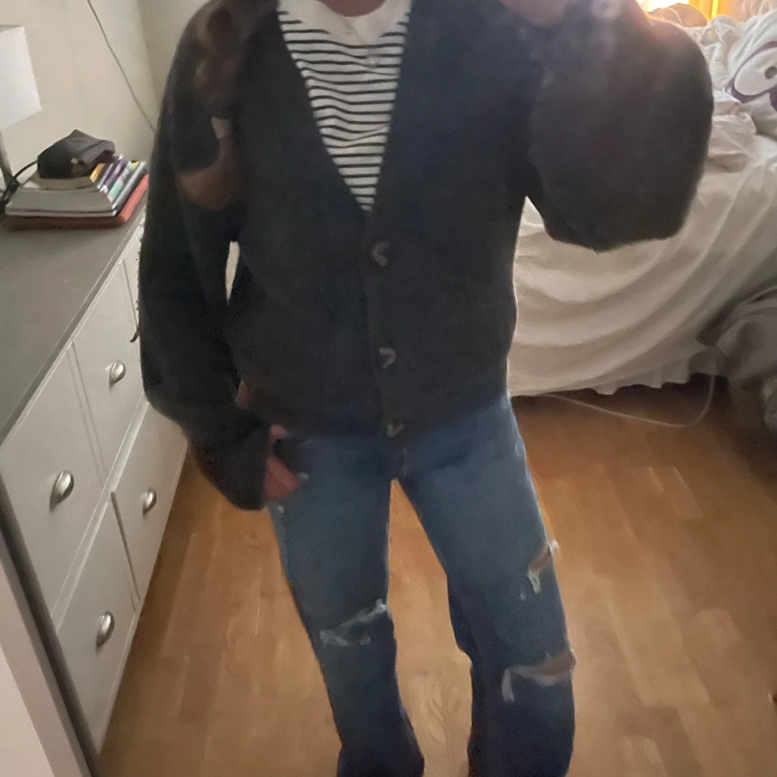 Mörkgrå stickad kofta med knappar fram - 1