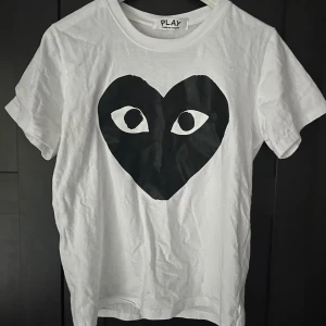 Vit Comme des Garçons Play t-shirt - Säljer en vit t-shirt från Comme des Garçons Play i storlek S men sitter som XS. Skriv vid funderingar!