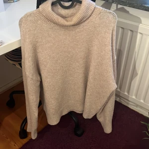 Stickad tröja - Stickad beige polotröja! Superskön och fin! Pris diskuterbart ❤️