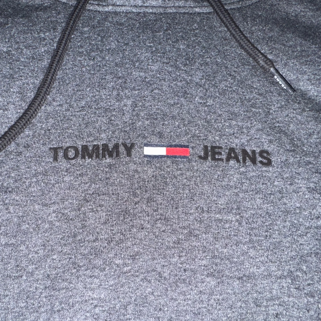 Mörkgrå hoodie från Tommy Jeans - 2