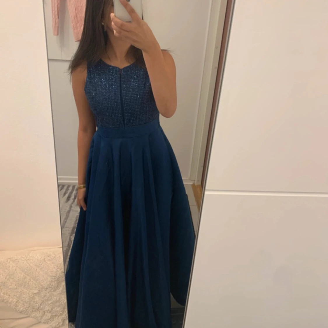 Marinblå långklänning med glitter