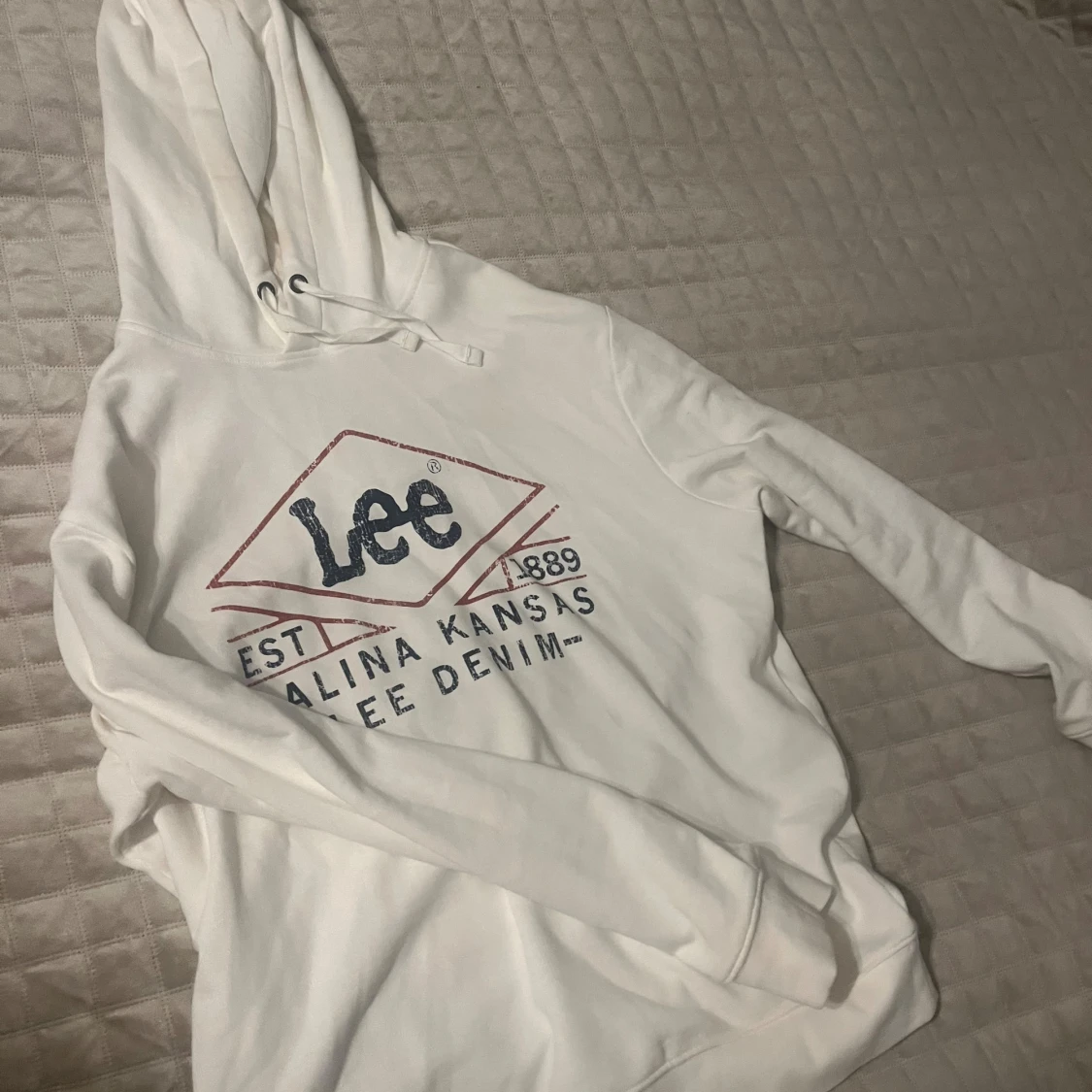 Vit hoodie från Lee med tryck