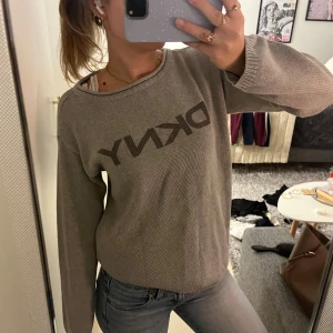 Stickad oversize DKNY vintage tröja  - Så cool 
