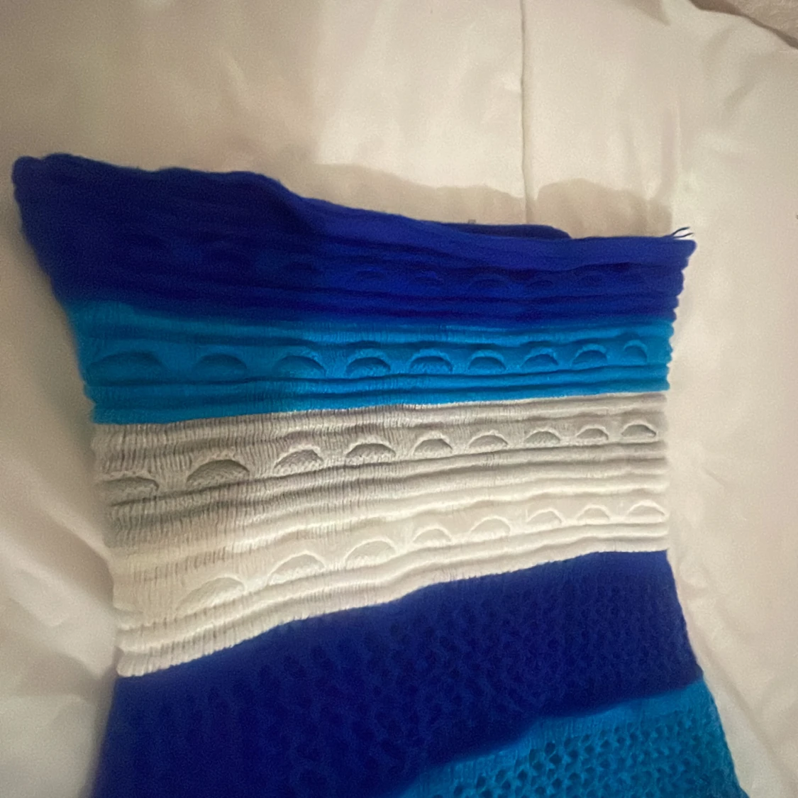 Blåvit stickad kortklänning med volang - 2