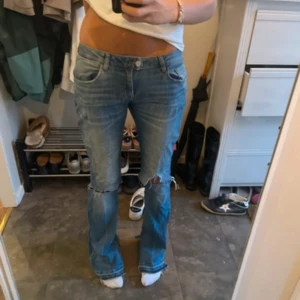 Jeans - Säljer då de var för stora på mig☺️ Jeans från Zara i storlek 38, passar både S/M skulle jag säga. Dem är uppsprättade nedtill och har en slits🩷 Pris kan diskuteras! Lånade bilder.