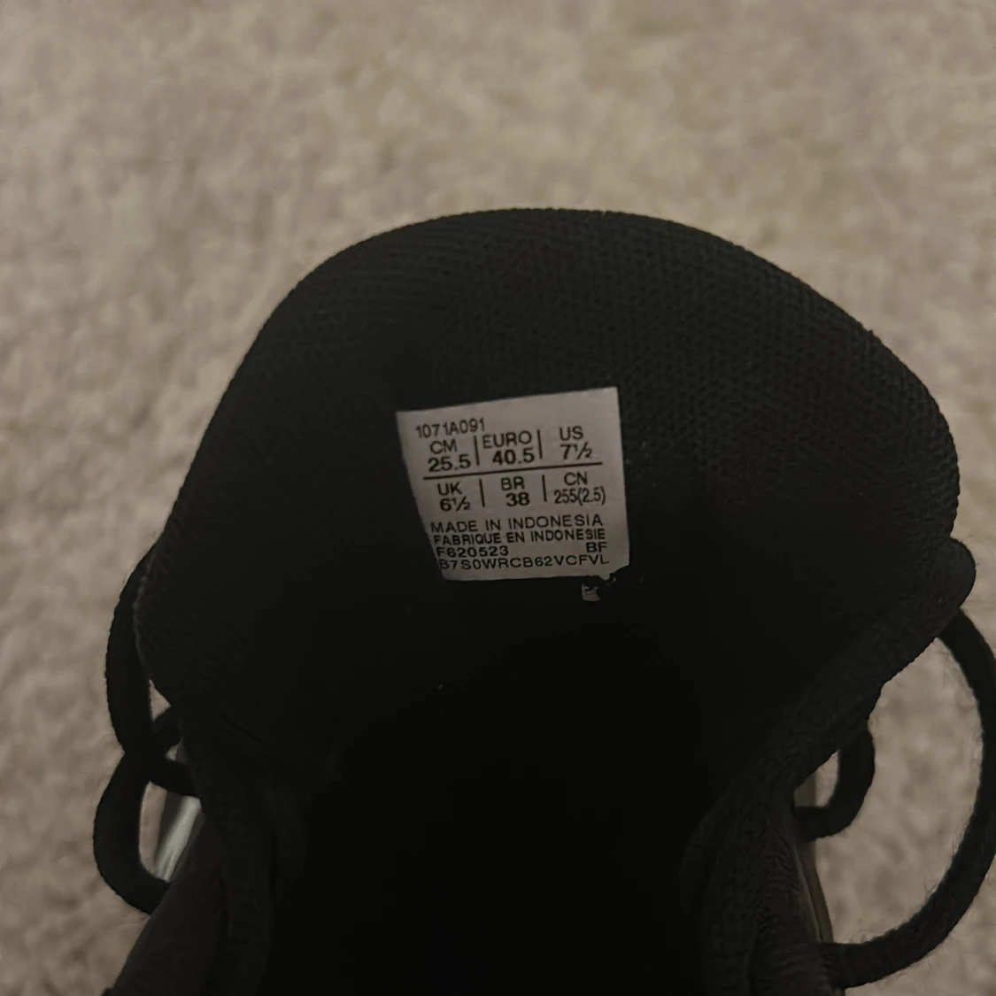 Svarta inneskor asics