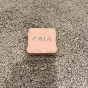 CAIA Glow Blush Raspberry Passion - Säljer en CAIA Glow Blush i nyansen Raspberry Passion. Rouget kommer i en söt, ljusrosa fyrkantig dosa med spegel. Färgen är en skimrande, bärig rosa ton som ger kinderna ett fräscht glow. Perfekt för att få till den där naturliga rosigheten.