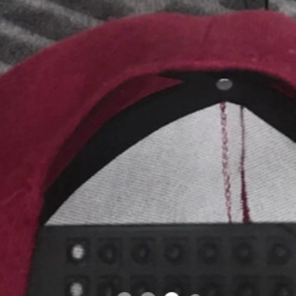 Vinröd keps med svart patch - 2