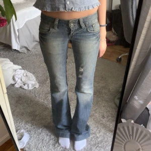 Lågmidjade blåa jeans - Sjukt snygga lågmidjade jeans med två knappar k midjan💕skriv om du har några frågor🥰