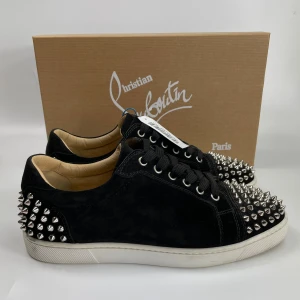 Louboutin skor  - Hej! Säljer nu dessa sjukt snygga Loubs skor. Skorna är i toppskick! Har begränsat antal boxar. Hör av dig vid frågor. 41 passar 42