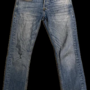 Jack and Jones/ Slim Straight/Tim - Jack and Jones jeans model Slim straight/Tim, strl 29/32. Helt ok skick därav priset men iallafall nypris runt 800💸 bara o höra av er vid frågor och funderingar😃