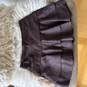 Brun volangkjol från Zara - Säljer nu min älskade bruna kjol från Zara🥰🫰🏽