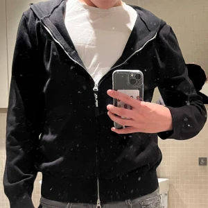 Replay Hoodie - Svart hoodie från Replay i storlek M. Tröjan har huva, dragkedja framtill och långa ärmar. Stilren och enkel design utan mönster eller detaljer, perfekt för dig som gillar klassiska plagg. Materialet är mjukt och känns skönt mot huden.