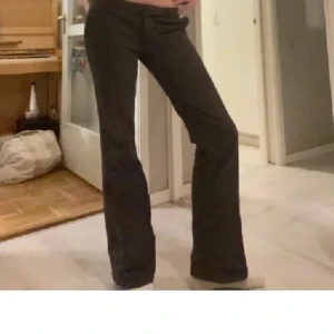 Snygga kostymbyxor - Lågmidjade komstymbyxor från Amisu. Jättesnygga men tyvärr är för små för mig💔skriv vid frågor❤️