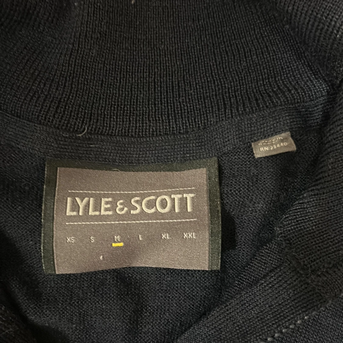 Svart half zip tröja från Lyle & Scott - 2