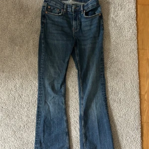 Gina tricot perfect jeans  - Midwaist bootcut jeans i nytt skick. Använda ca 3 gånger, tröttnade på dem. Jag är ca 155cm lång o de går precis över mina skor. Sitter helt perfekt. 