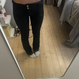 Svarta lågmidjade bootcut jeans - Säljer svarta lågmidjade bootcut jeans  innerbenslängden: 74.                                   midjemått: 32.                                                  !!går att dra åt i midjan eller göra de större i midjan!!