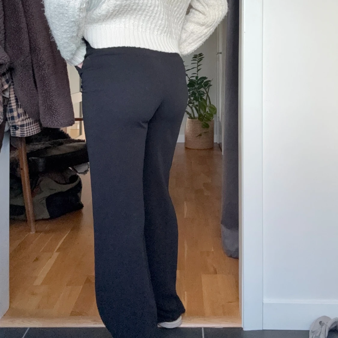 Svarta vida kostymbyxor med bälte