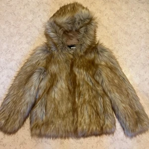 Fluffig beige pälsjacka - Säljer en fluffig och snygg beige pälsjacka från Zara Trafaluc. Jackan har huva, och är rätt så varm. Passar bra till vinter och kalla höst dagar. Kontakta mig om du är intresserad :)