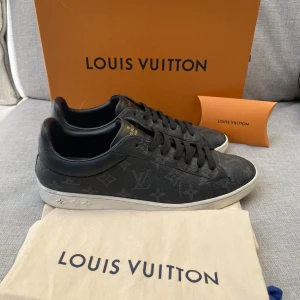 Lv skor  - Hej! Säljer nu dessa sjukt snygga lv skor skor. Skorna är i toppskick! Lite defekter. Har en dustbag. 42 passar 43