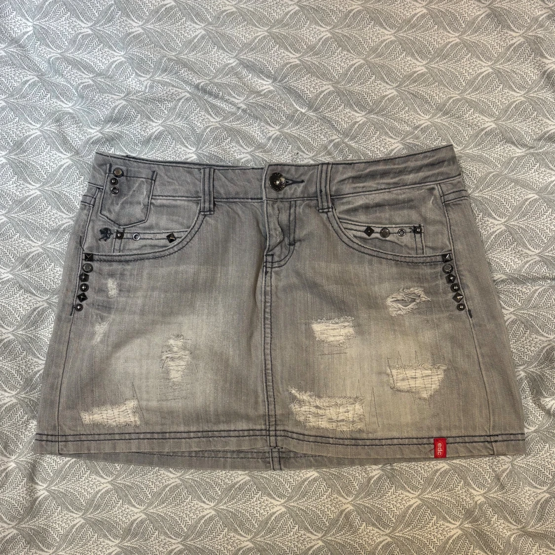 Grå mini jeanskjol med nitar Esprit