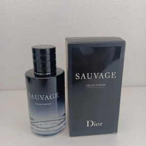 Dior Sauvage Eau de Parfum - Sauvage Eau de Parfum från Dior – en ikonisk doft i snygg flaska. sprayat bara en gång men annars den helt ny bara öpnnat för att testa en gång 
