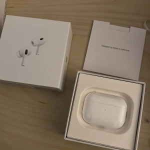 AirPods Pro  - Aldrig använda Apple AirPods Pro 2nd Generation, trådlösa hörlurar med aktiv brusreducering och hög ljudkvalitet. Kartongen är i nyskick utan synligt slitage eller skador. Perfekt för dig som vill ha premiumljud och smidig anslutning till Apple-enheter.