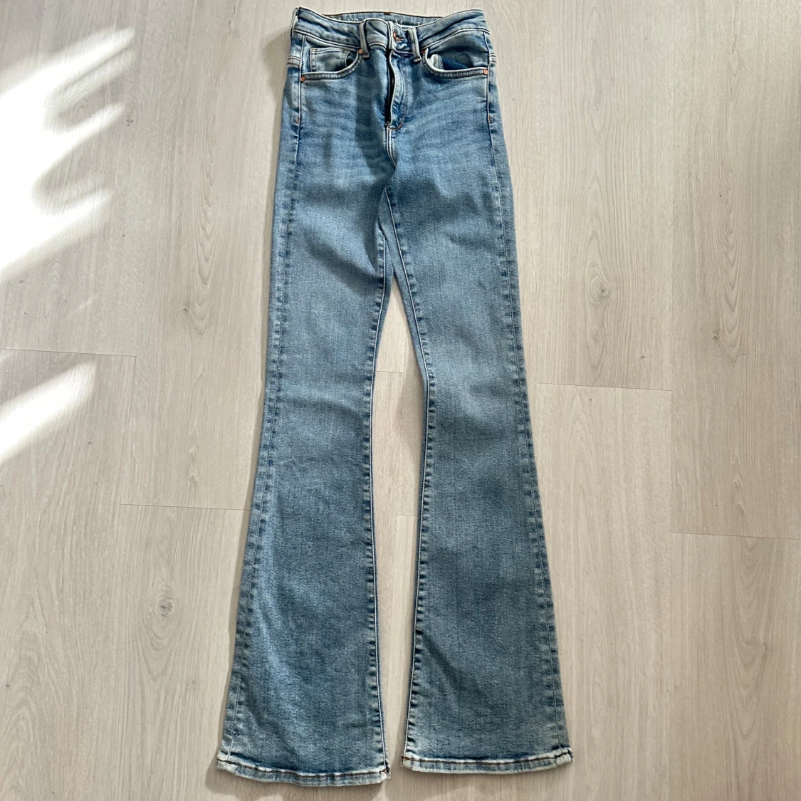 Ljusblå bootcut jeans