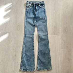 Ljusblå bootcut jeans - Snygga ljusblå jeans med bootcut passform. Jeansen har mid/hög midja och är i superbra skick! Med fickor bak, jag är 176 och de är lite för korta för mig 