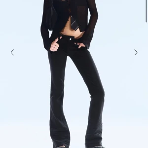 Svarta bootcut jeans  - Säljer dessa jeans från weekday då de var lite för korta! Endast använda en gång 💕